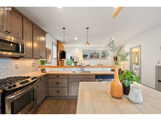 7667 Se SHERMAN Ct, Portland, OR 97215