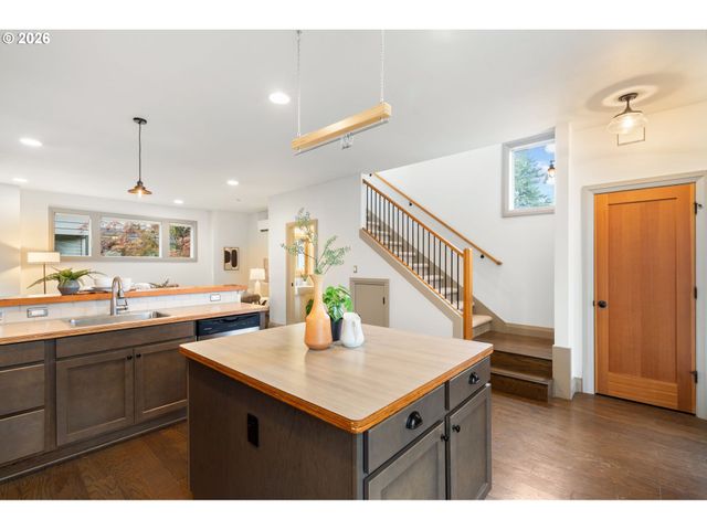 7667 Se SHERMAN Ct, Portland, OR 97215