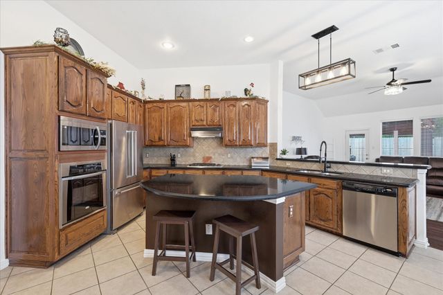 8106 Summerleaf Drive, Arlington, TX 76001