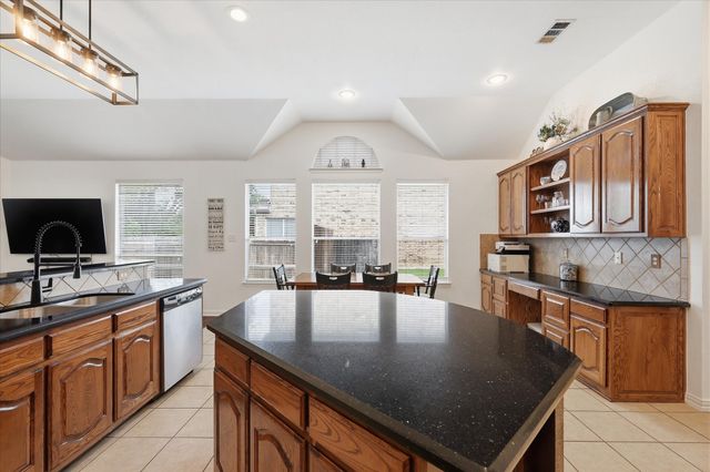 8106 Summerleaf Drive, Arlington, TX 76001