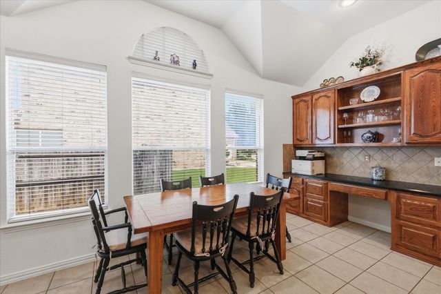 8106 Summerleaf Drive, Arlington, TX 76001