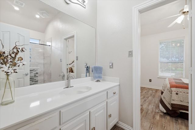 8106 Summerleaf Drive, Arlington, TX 76001