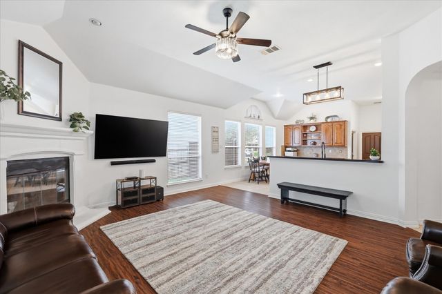 8106 Summerleaf Drive, Arlington, TX 76001