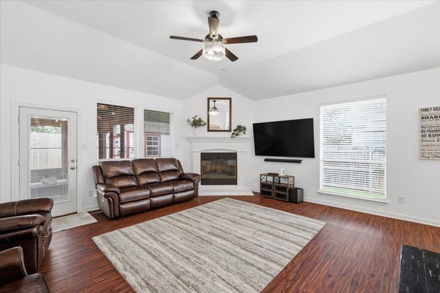 8106 Summerleaf Drive, Arlington, TX 76001