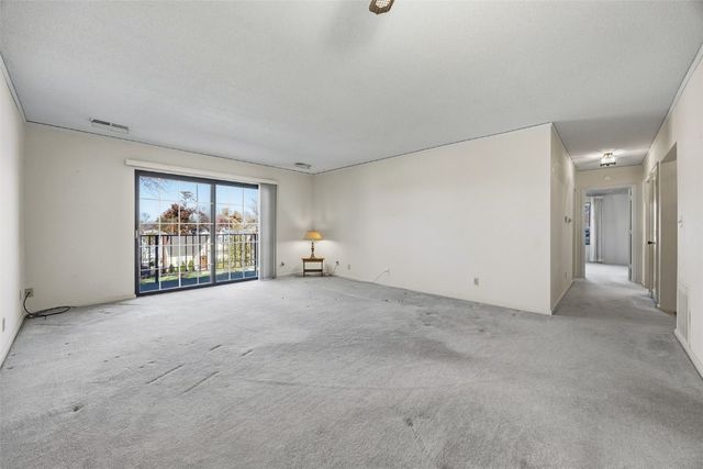 130 Thompson Drive SE 212, Cedar Rapids, IA 52403