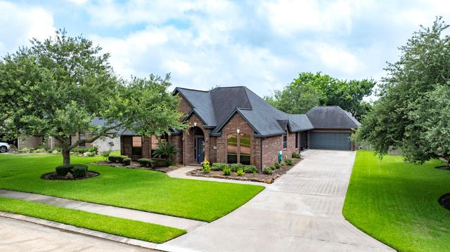 105 Indian Paintbrush, Lake Jackson, TX 77566