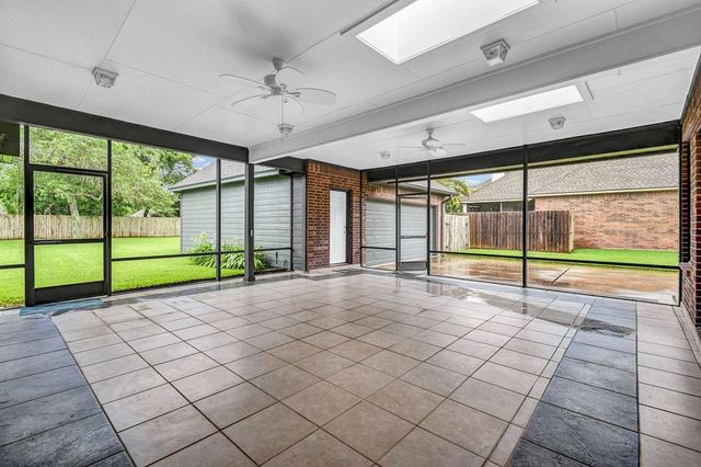 105 Indian Paintbrush, Lake Jackson, TX 77566