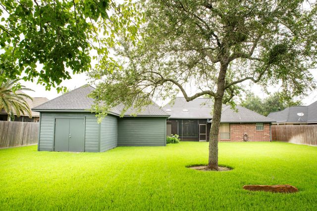 105 Indian Paintbrush, Lake Jackson, TX 77566