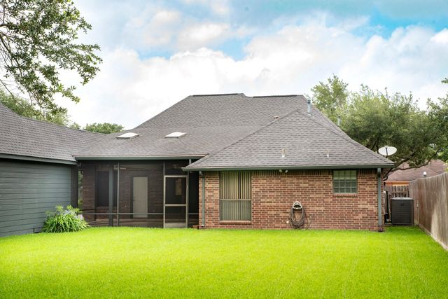 105 Indian Paintbrush, Lake Jackson, TX 77566