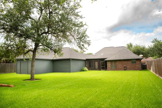 105 Indian Paintbrush, Lake Jackson, TX 77566
