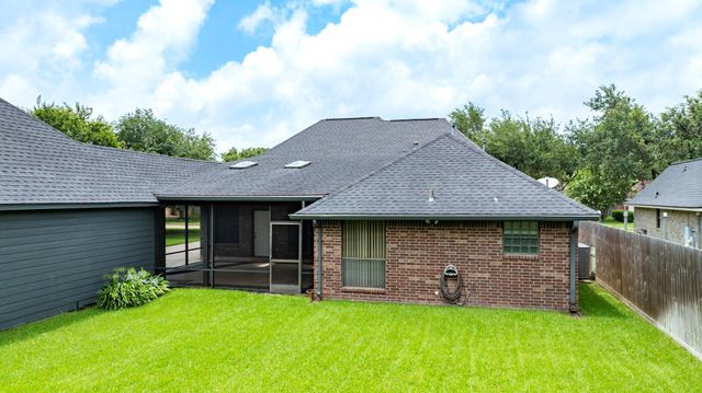 105 Indian Paintbrush, Lake Jackson, TX 77566