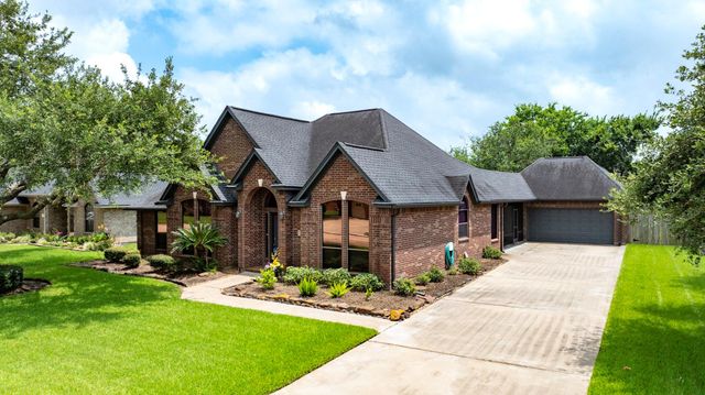 105 Indian Paintbrush, Lake Jackson, TX 77566