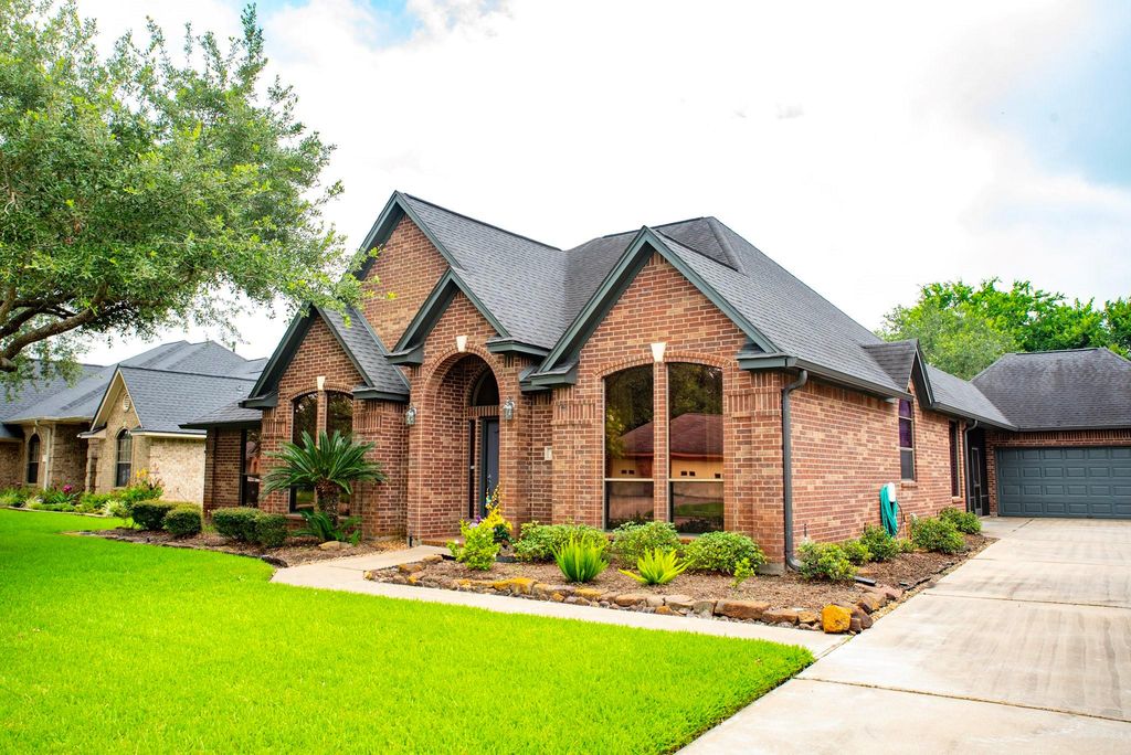 105 Indian Paintbrush, Lake Jackson, TX 77566