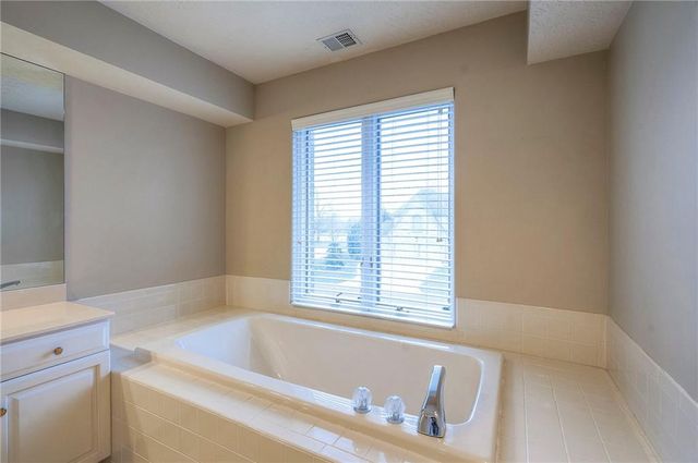 6810 W 132nd Terrace, Overland Park, KS 66209