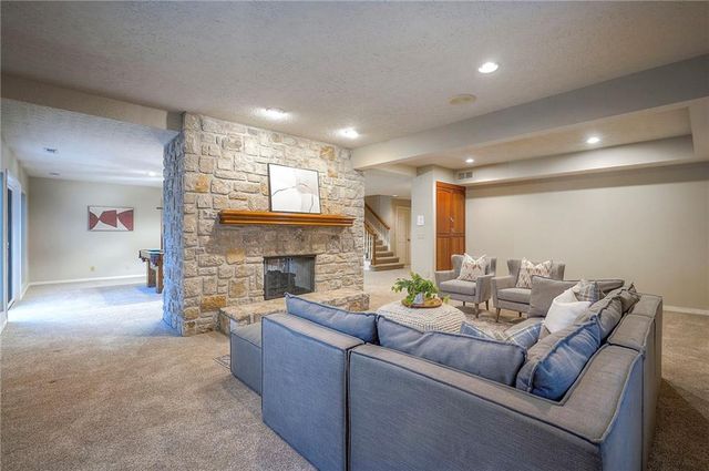 6810 W 132nd Terrace, Overland Park, KS 66209