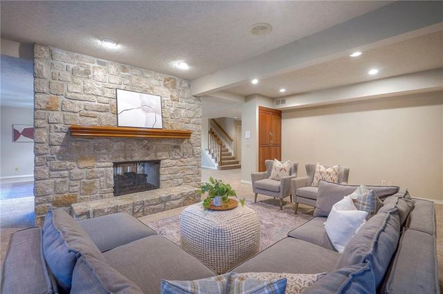 6810 W 132nd Terrace, Overland Park, KS 66209