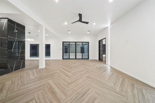 2438 Carriage Lamp Lane, Conroe, TX 77384