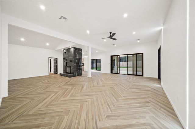 2438 Carriage Lamp Lane, Conroe, TX 77384