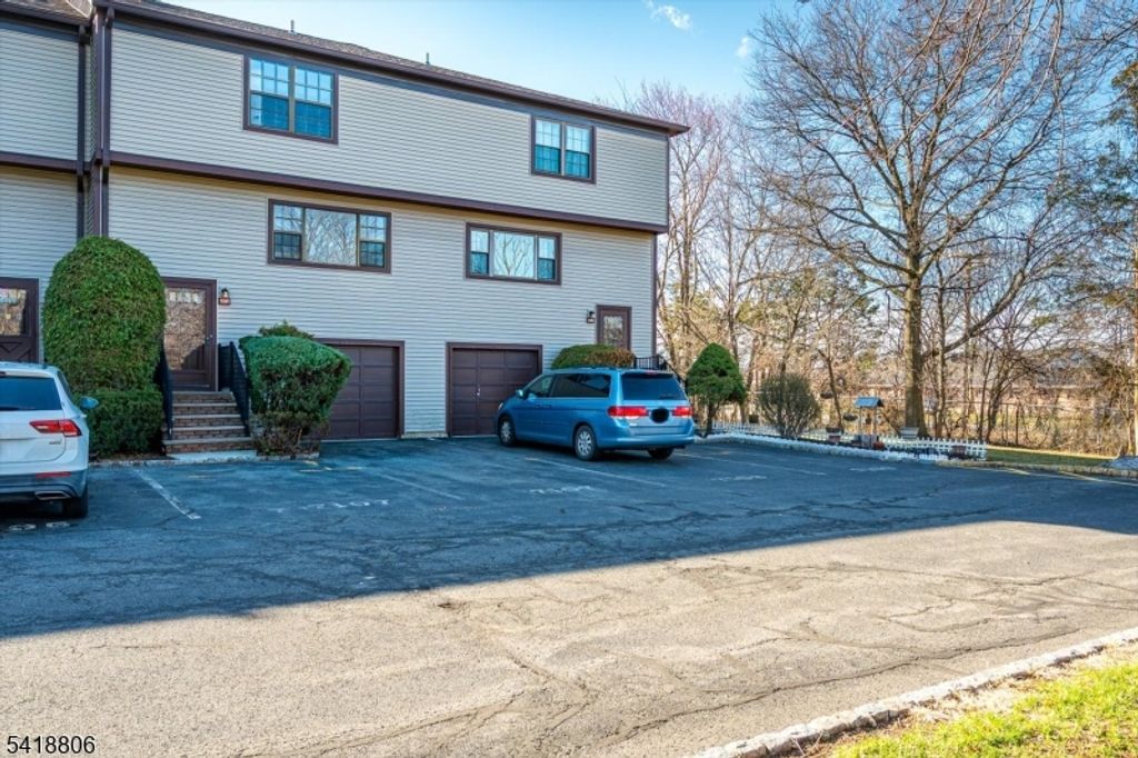 Image 2 of property listing at 7107 Hana Rd, Edison Twp., NJ 08817