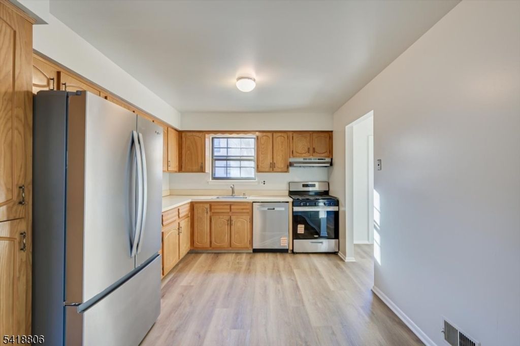 Image 14 of property listing at 7107 Hana Rd, Edison Twp., NJ 08817