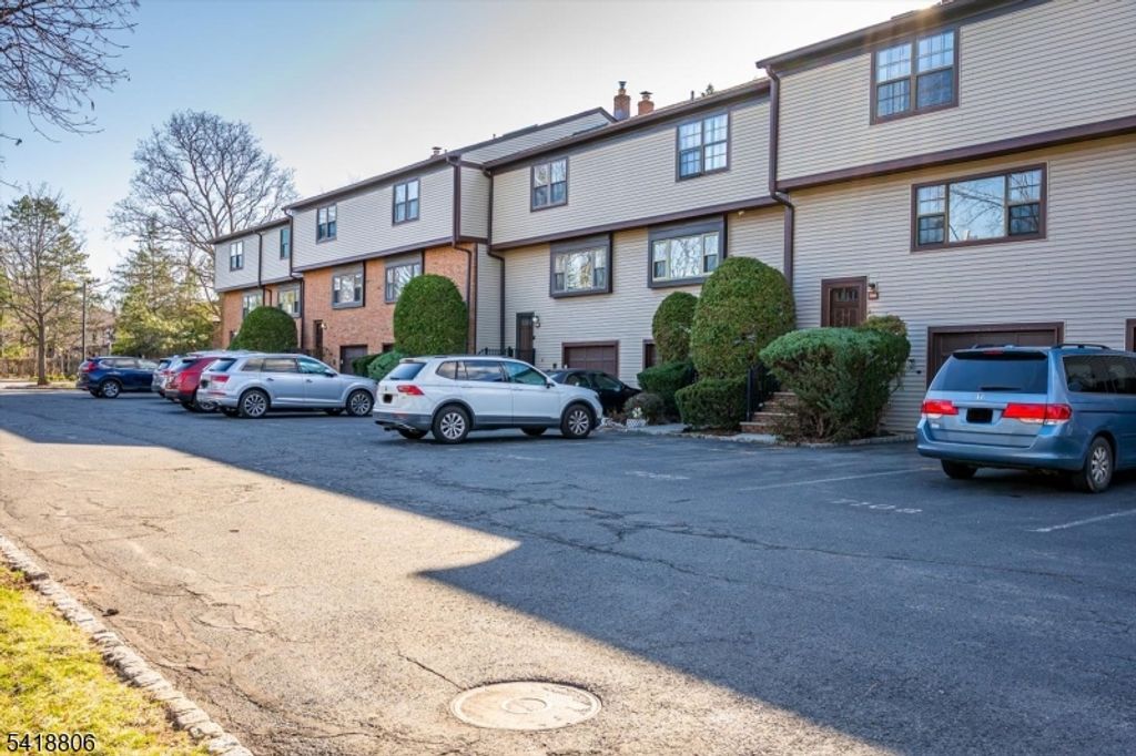 Image 3 of property listing at 7107 Hana Rd, Edison Twp., NJ 08817