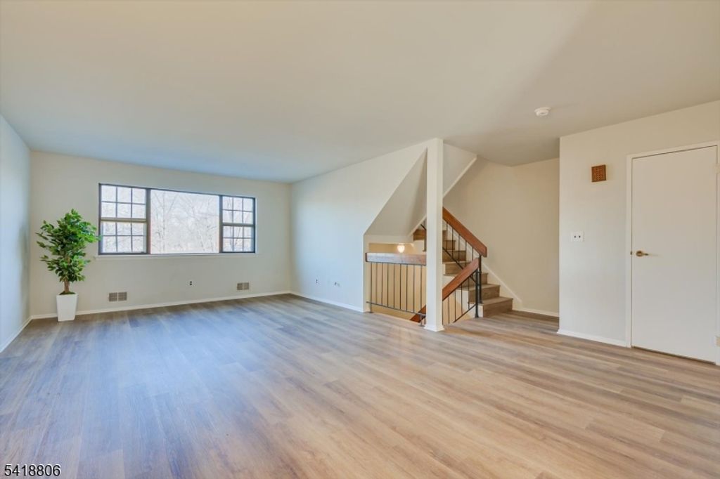 Image 8 of property listing at 7107 Hana Rd, Edison Twp., NJ 08817