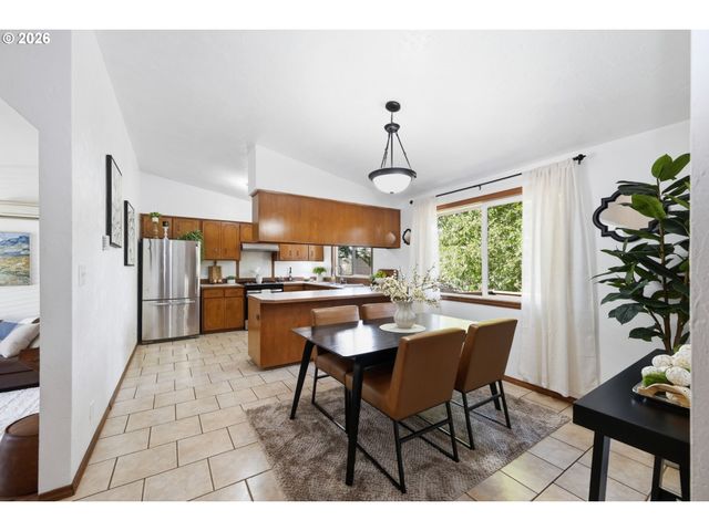 6720 CAMELLIA Ct, Springfield, OR 97478
