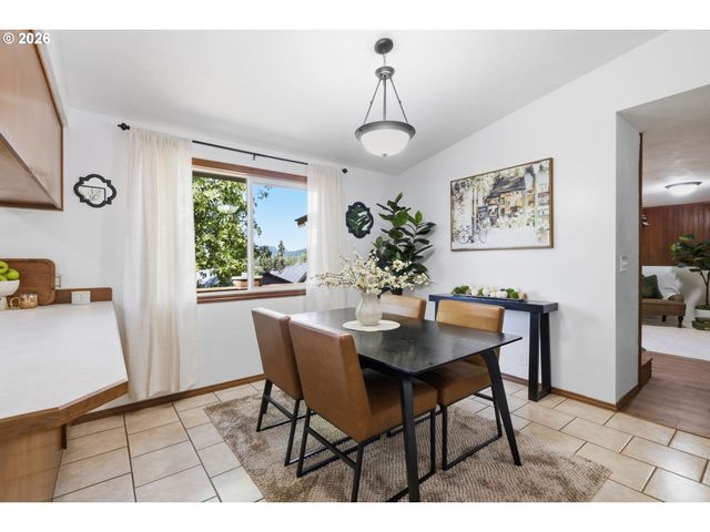 6720 CAMELLIA Ct, Springfield, OR 97478