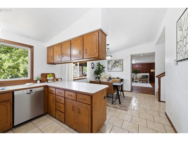 6720 CAMELLIA Ct, Springfield, OR 97478