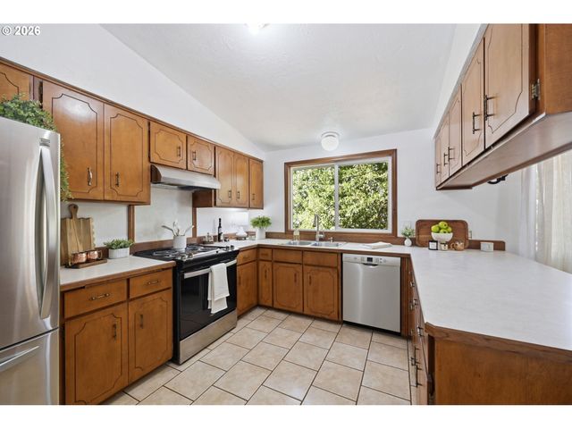 6720 CAMELLIA Ct, Springfield, OR 97478