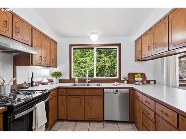 6720 CAMELLIA Ct, Springfield, OR 97478