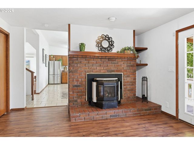 6720 CAMELLIA Ct, Springfield, OR 97478