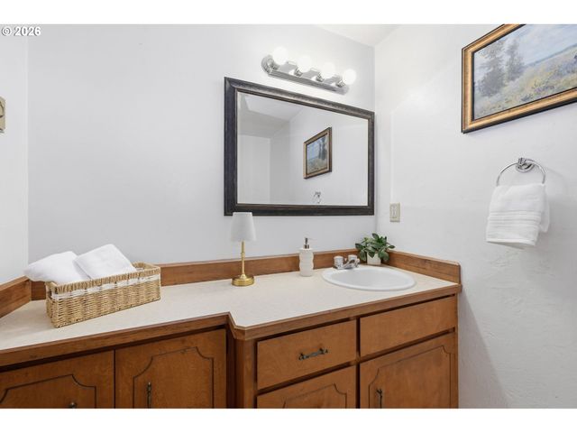6720 CAMELLIA Ct, Springfield, OR 97478