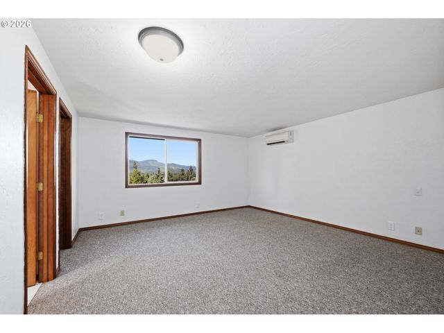 6720 CAMELLIA Ct, Springfield, OR 97478