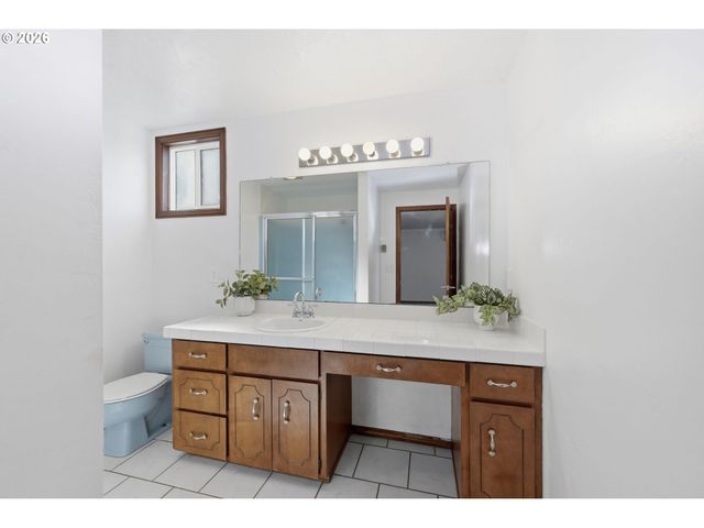 6720 CAMELLIA Ct, Springfield, OR 97478