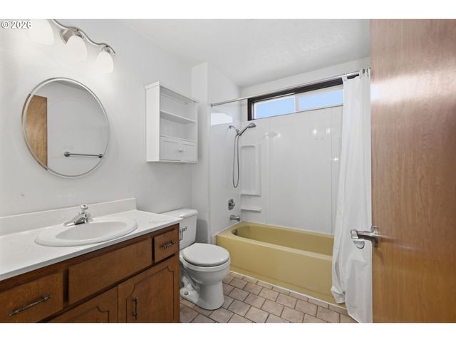 6720 CAMELLIA Ct, Springfield, OR 97478