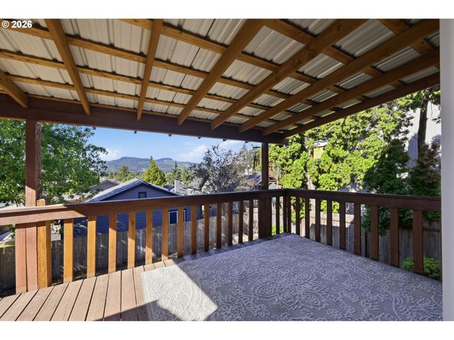 6720 CAMELLIA Ct, Springfield, OR 97478