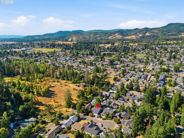6720 CAMELLIA Ct, Springfield, OR 97478
