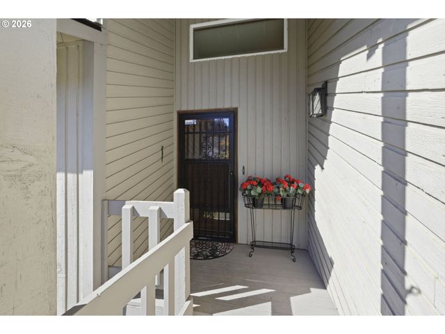 6720 CAMELLIA Ct, Springfield, OR 97478