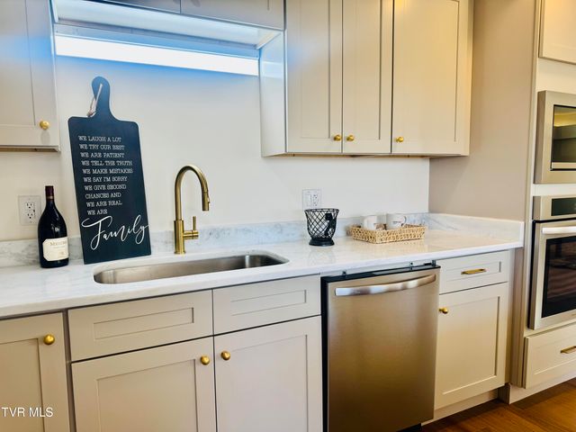 2 Rovan Circle, Johnson City, TN 37601