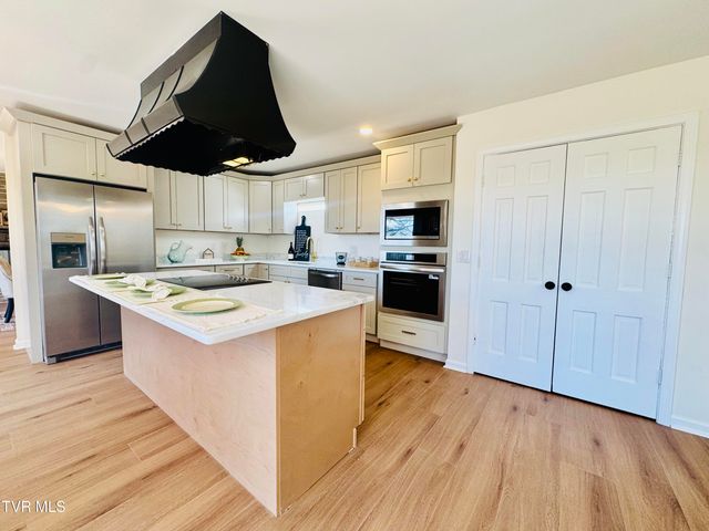 2 Rovan Circle, Johnson City, TN 37601