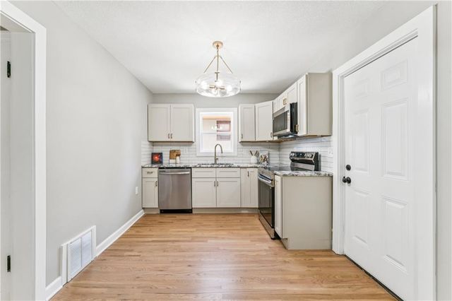 209 E 72nd Terrace, Kansas City, MO 64114