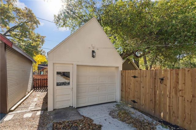 209 E 72nd Terrace, Kansas City, MO 64114