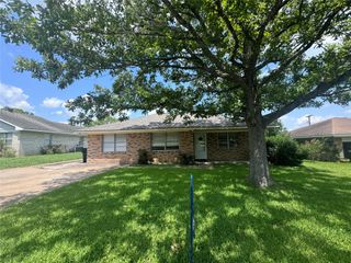 802 Hillside Drive, Brenham, TX 77833