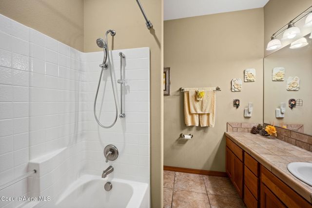 5247 W Broken Tee RD, Rathdrum, ID 83858
