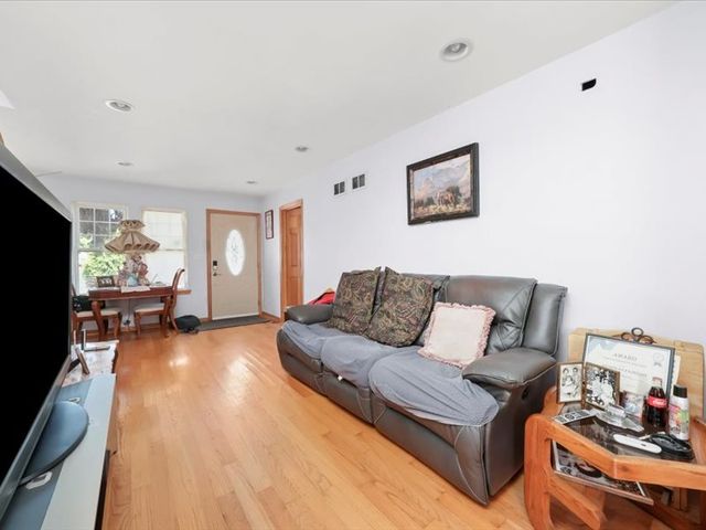 4820 S Lotus Avenue, Chicago, IL 60638