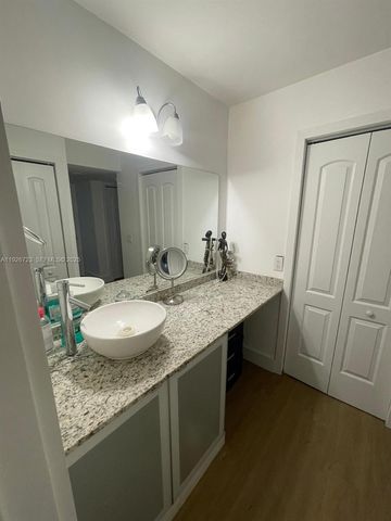 439 Lakeview Dr 106, Weston, FL 33326