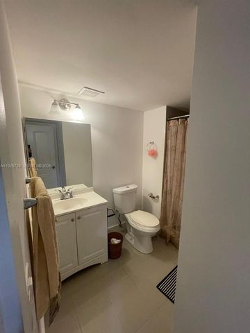 439 Lakeview Dr 106, Weston, FL 33326