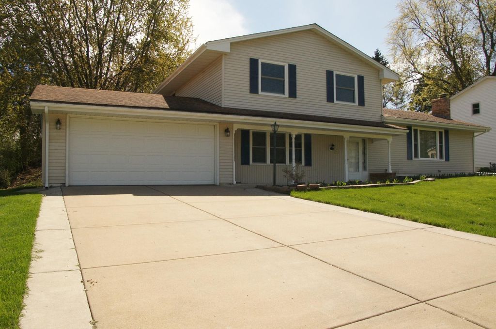 746 Belmont Lane E, Maplewood, MN 55117