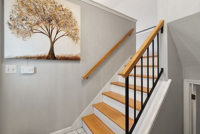 2 Pinebrook Ln, Worcester, MA 01609